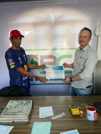 Entrega de certificado a aluno formado pela Inove Clean